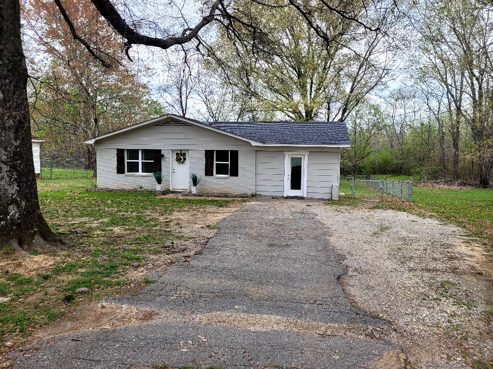 IMMACULATE MOVE IN READY HOME JUST LISTED LOCATED @ 160 PEGGY LANE ...